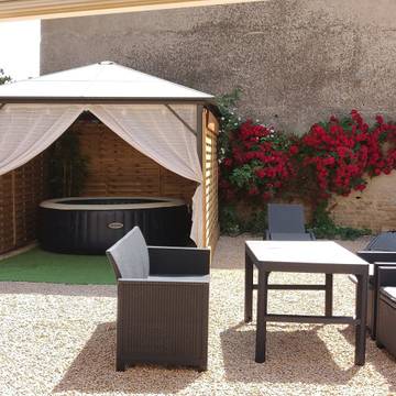 Gîte pour 5 personnes, avec terrasse et jardin ainsi que piscine et jacuzzi, animaux acceptés dans l' Ain