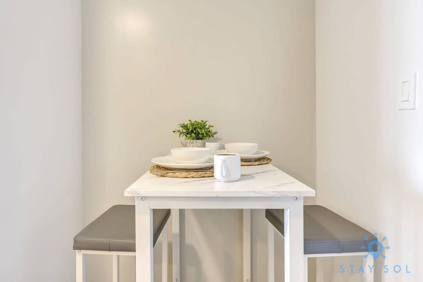 Entire studio, Modern Resort Apartment with Balcony Pool Gym in Hallandale Beach, Broward County