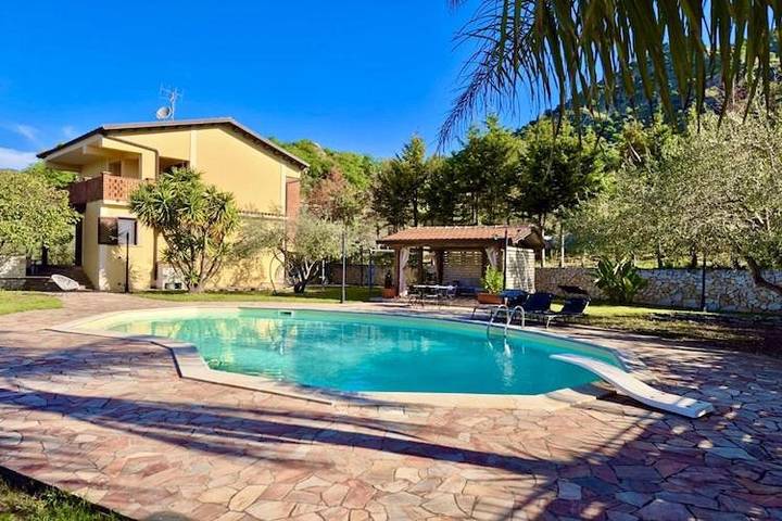 Casa vacanza per 4 persone, con Terrazza e Giardino nonché Piscina a Francavilla di Sicilia