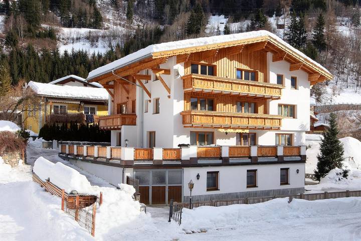 Ferienwohnung für 3 Personen, mit Balkon und Terrasse sowie Garten in Flirsch
