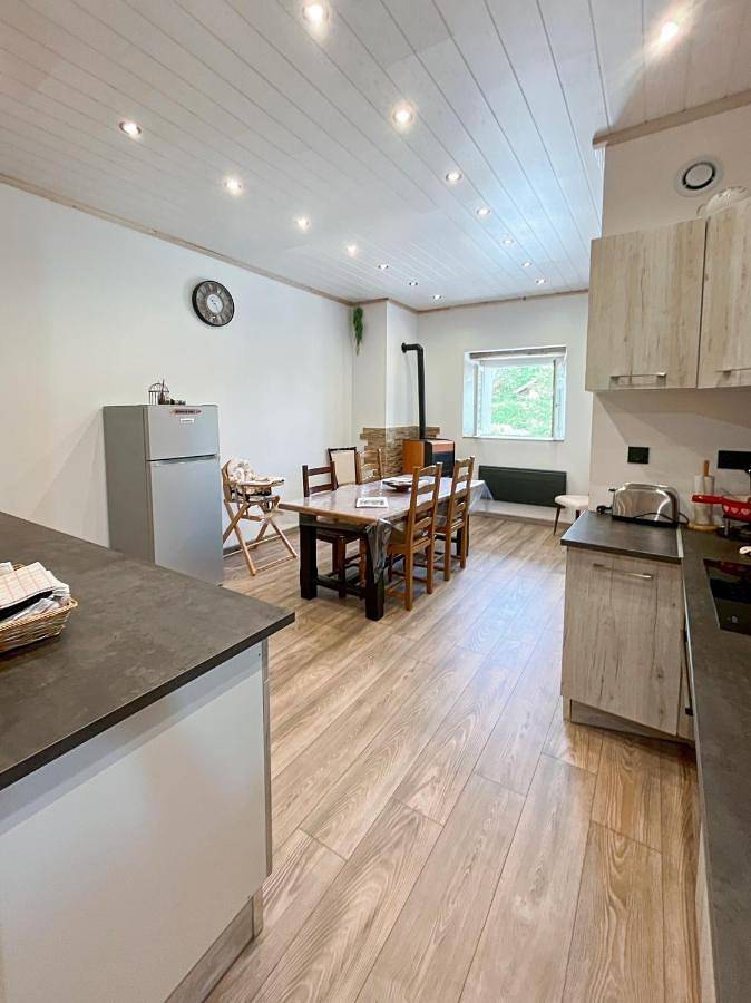 Gîte pour 8 personnes, avec terrasse dans Flangebouche
