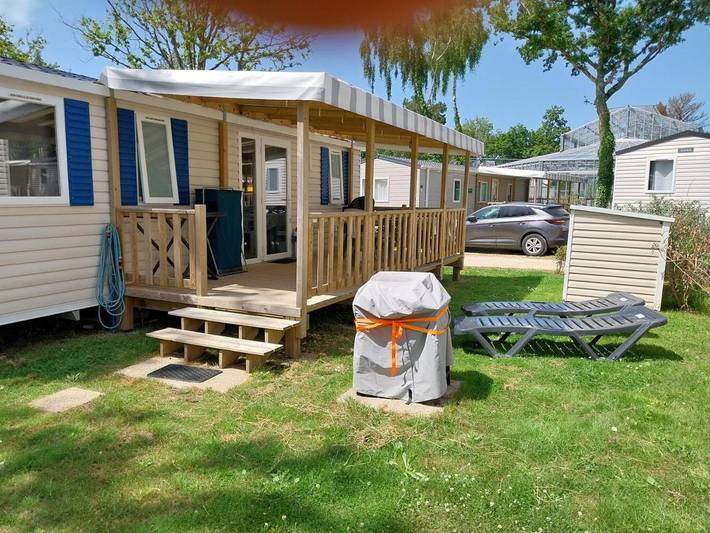 Tente pour 6 personnes, avec Jacuzzi et Terrasse ainsi que Jardin et Piscine