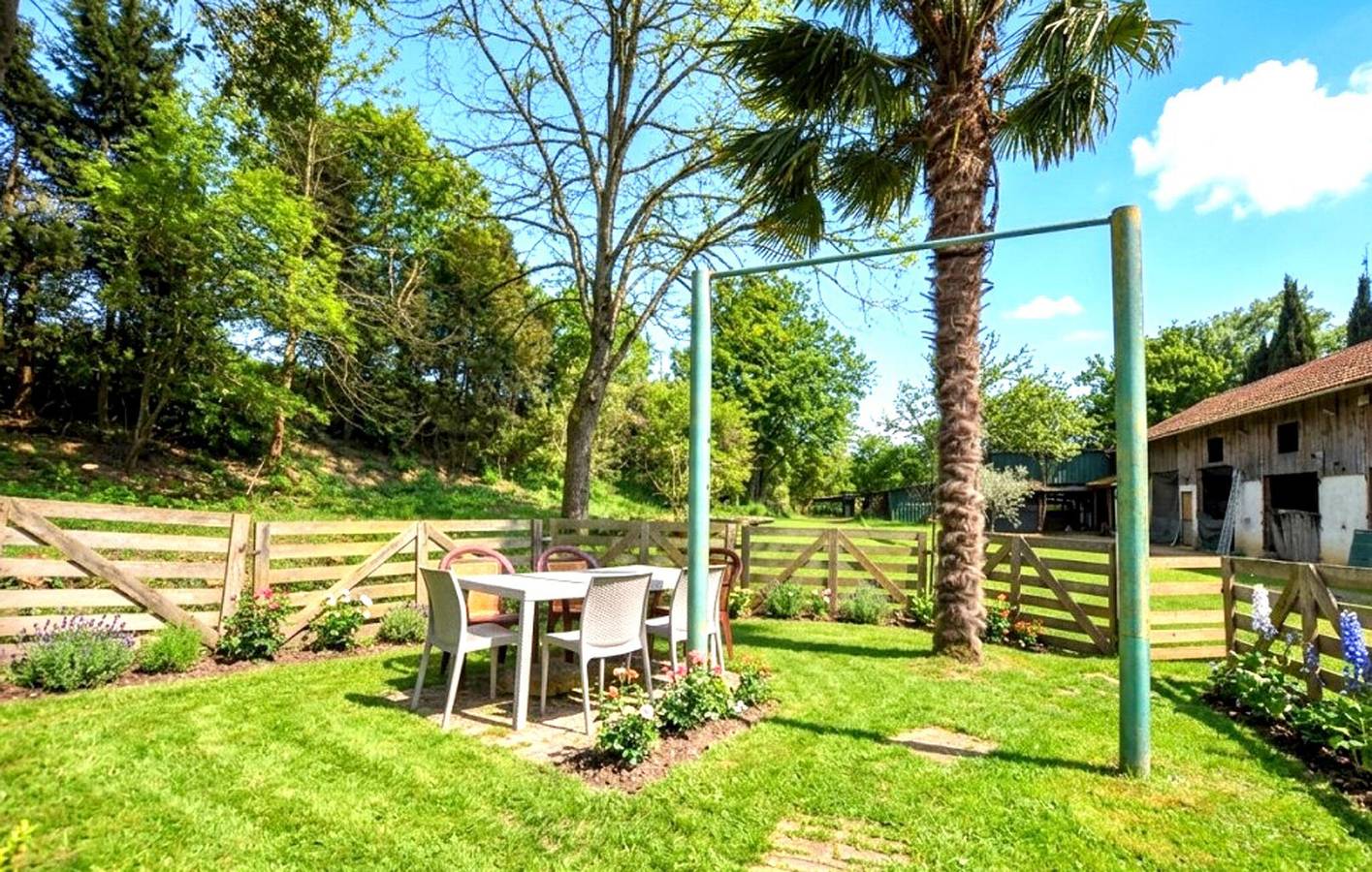 Un havre de paix au cœur d'un jardin, à 2 km du centre de Generville et à 1,5 km de La Vixiège in Cazalrenoux, Région de Carcassonne