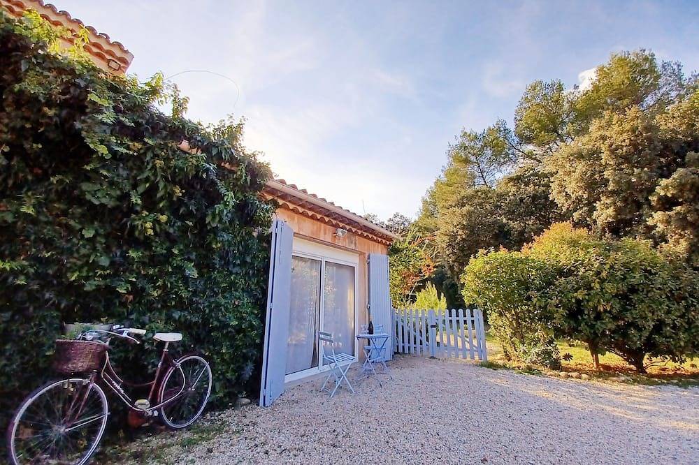 Studio with private garden Aix-Luberon-Verdon * Dinner and Jacuzzi extra in Peyrolles-en-Provence, Aix-en-Provence region