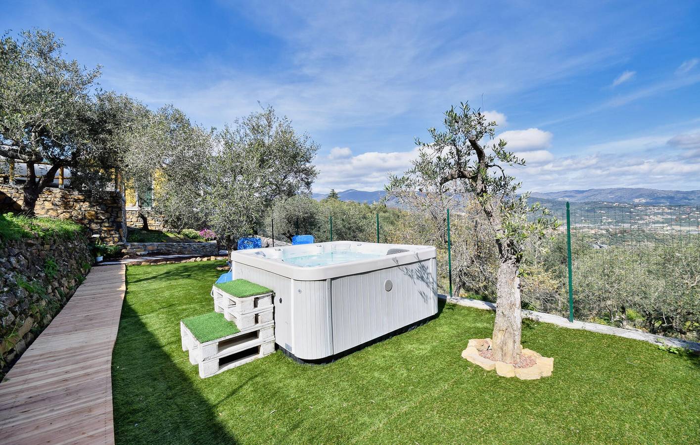 Seaside Retreat with Terrace & Parking, 2km to Beach in Comune di Diano Marina, Riviera di Ponente