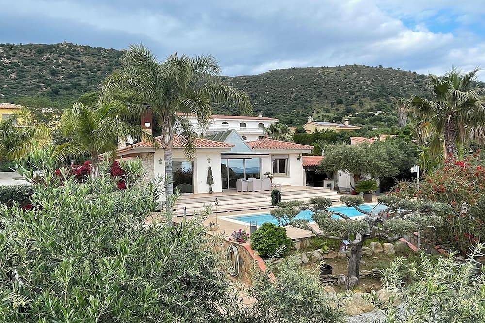 Rosas luxurious Villa is in a wooded park private pool, peaceful, all amenities in Pau (Spain), Upper Empordà