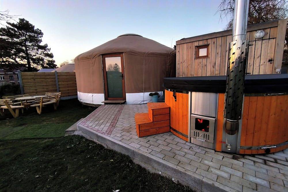 L'olivier is a magnificent yurt just a 10-minute walk from Pairi Daiza. in Brugelette, Hainaut