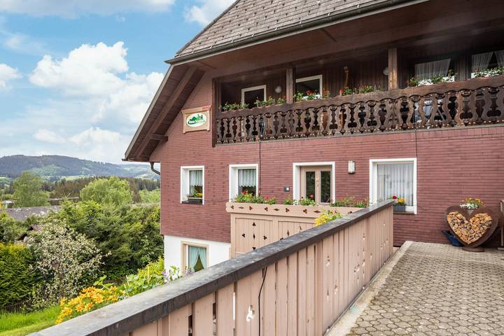 Appartement entier, Haus Schmid – Appartement Buntspecht, balcon sud, lumineux, moderne, Wi-Fi, vue Forêt-Noire in Kappel (Lenzkirch), Lenzkirch
