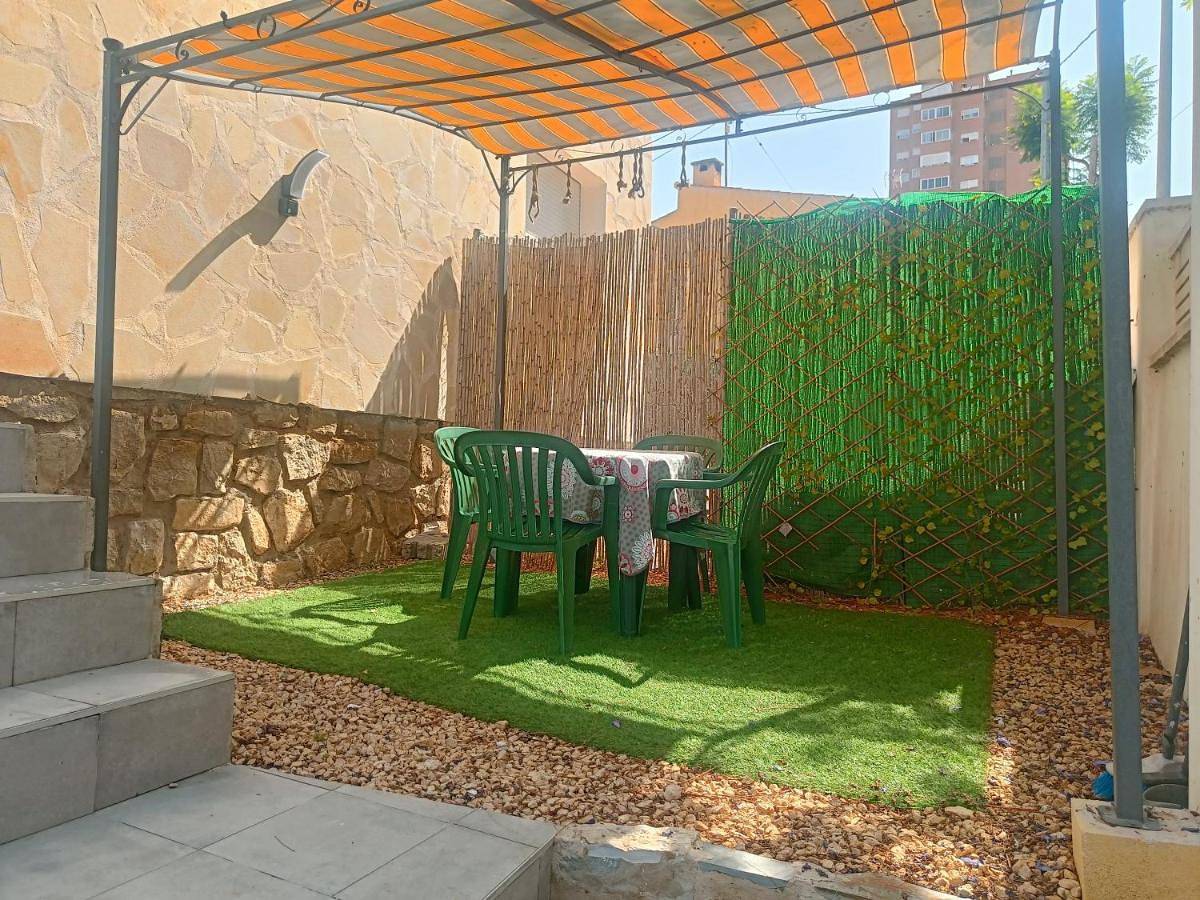 Casa Mya con terreno privado y parking compartido - a 800m de Playa Poniente in Benidorm, Costa Blanca