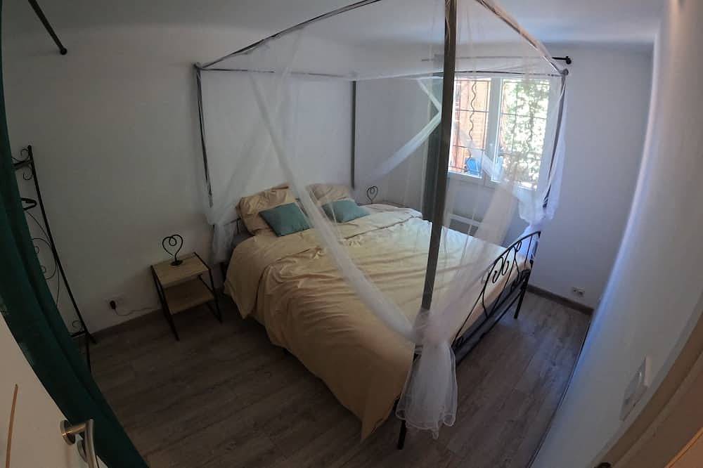 Entire apartment, Romantic escape in Avignon with jacuzzi in Avignon, Vaucluse