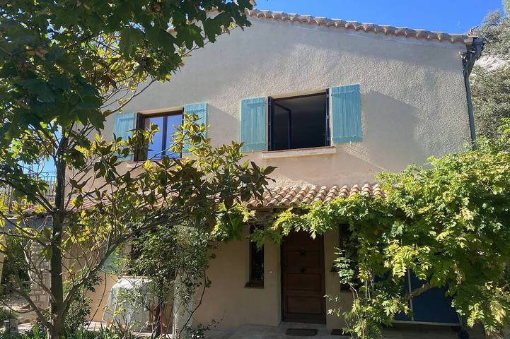 Gîte pour 10 personnes, avec balcon et jardin à Le Pègue