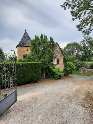 Location de vacances pour 10 personnes, avec terrasse et jardin, animaux acceptés à Saint-Julien-de-Lampon
