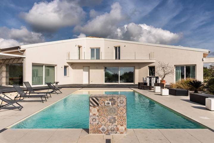 Villa per 10 persone, con giardino e piscina a Lido di Noto
