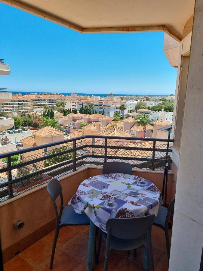 Apartamento para 3 personas, con vistas además de terraza y piscina, Se admiten mascotas en San Luis de Sabinillas