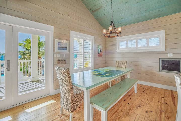 Vacation rental for 12 people, with pool and balcony in Texas Gulf Coast