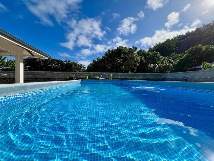 Villa pour 4 personnes, avec piscine et jardin ainsi que terrasse et bassin pour enfant