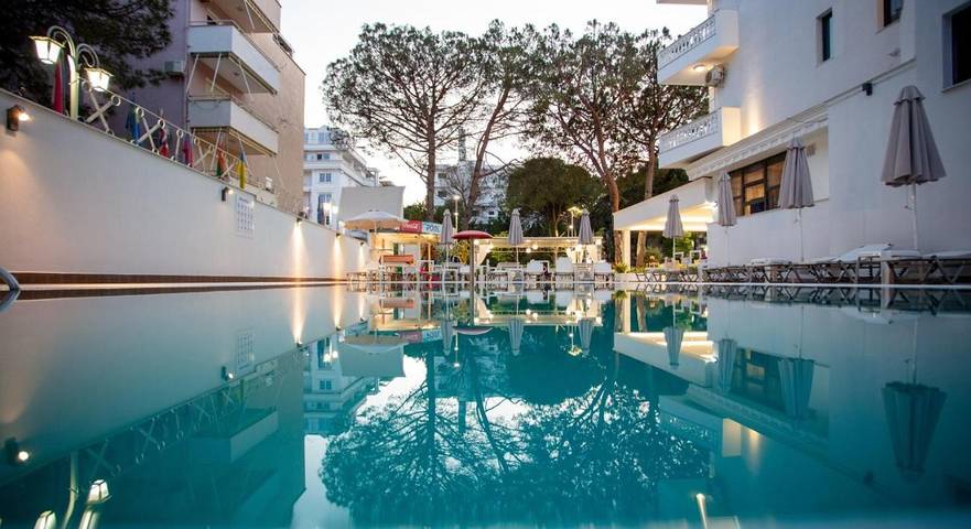 Hôtel pour 3 personnes, avec vue et bassin pour enfant ainsi que jardin et piscine