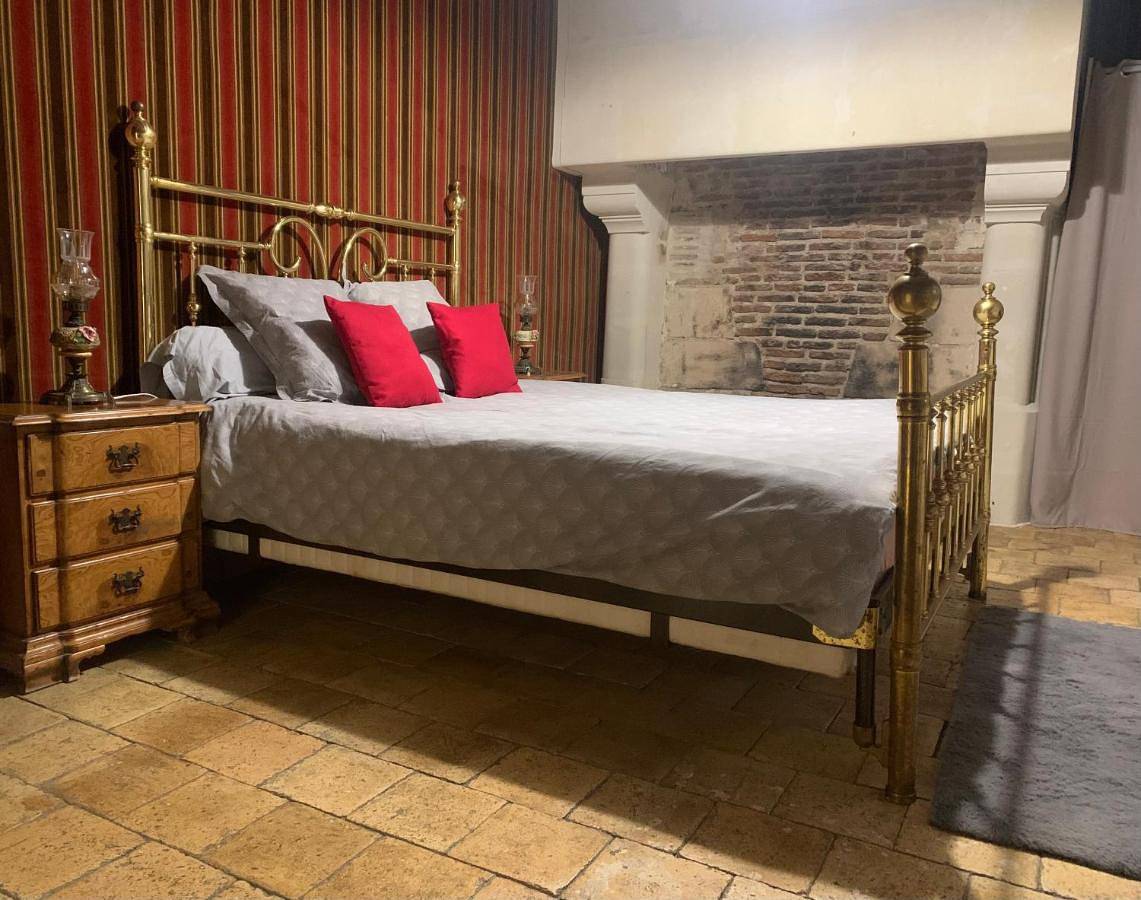 Double Room with Private Bathroom in Luynes, Région de Tours