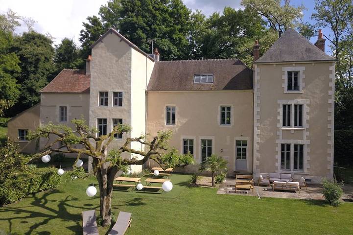 Location de vacances pour 20 personnes, avec jacuzzi et jardin ainsi que piscine et sauna, animaux acceptés à Raveau (Nièvre)