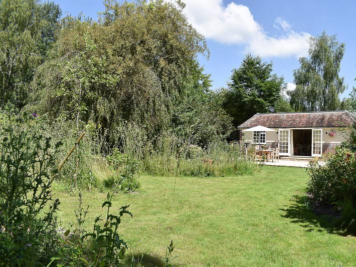 Log cabin for 4 people, with garden in Wiltshire