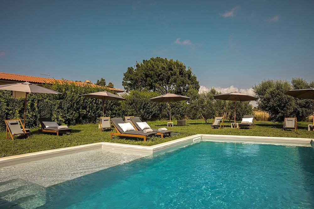 Villa with swimming pool, surrounded by countryside, only 800m from the beach in Montalto di Castro, Viterbo Provinz