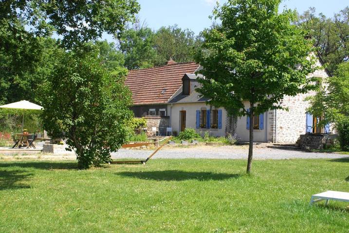 Cottage pour 2 personnes, avec terrasse ainsi que jardin et piscine dans Montchevrier