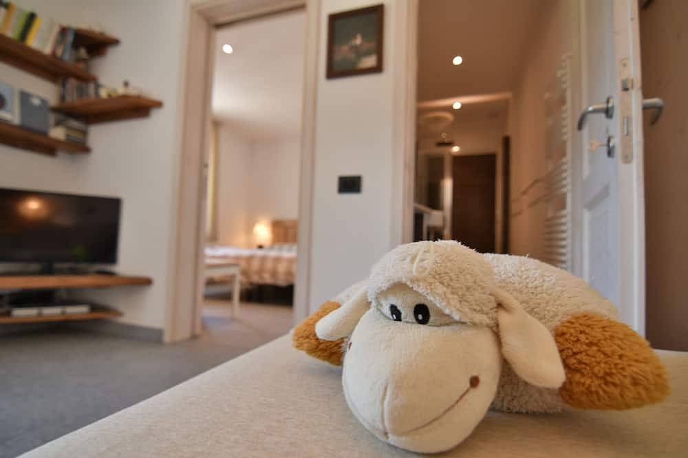 Ganze Wohnung, Design-Wohnung in einem alten Gebäude im Zentrum von Chiavenna in Kleven, Bernina-Alpen