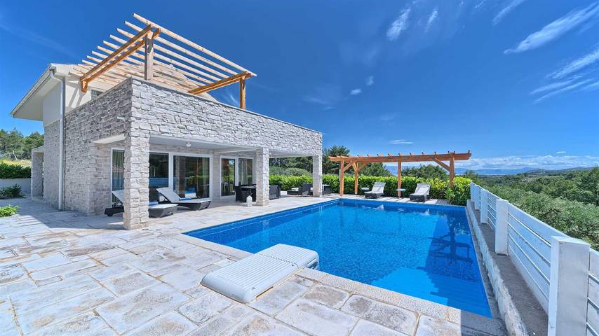 Ferienhaus für 10 Personen, mit Balkon und Balkon/Terrasse sowie Terrasse und Pool in Pitve