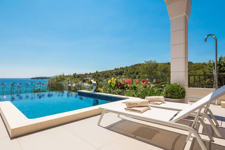 Villa pour 10 personnes, avec sauna ainsi que jardin et jacuzzi, adapté aux familles à Okrug Gornji - 3