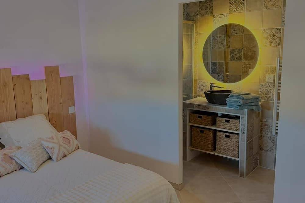 Entire apartment, Charming 48-square-meter one-bedroom apartment for four people in a quiet location with a terrace in Provence in Pélissanne, Aix-en-Provence region