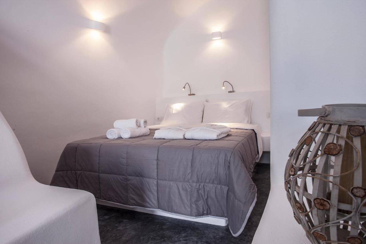 Suite with Private Pool in Tholos, Santorin