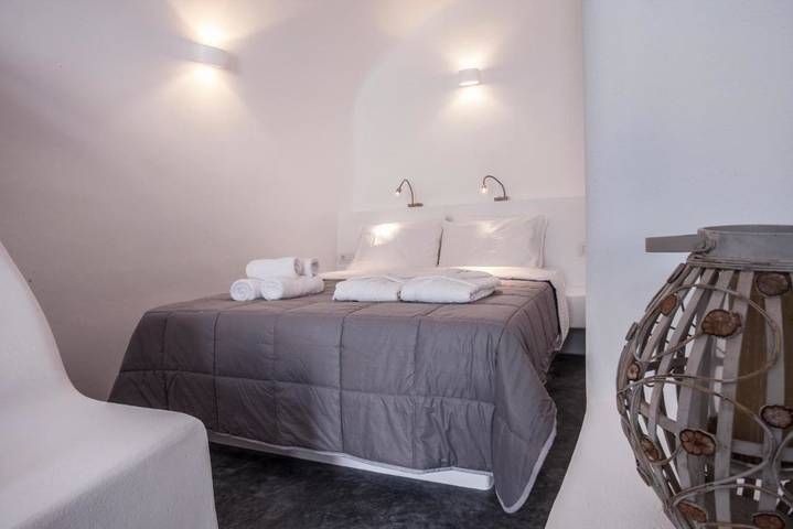 Chambre d’hôte pour 3 personnes, avec vue ainsi que jardin et piscine, animaux acceptés à Santorin - 4