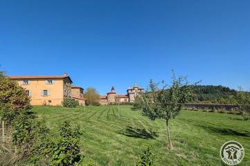 Location de vacances pour 12 personnes, avec piscine et jardin, animaux acceptés à Pomeys