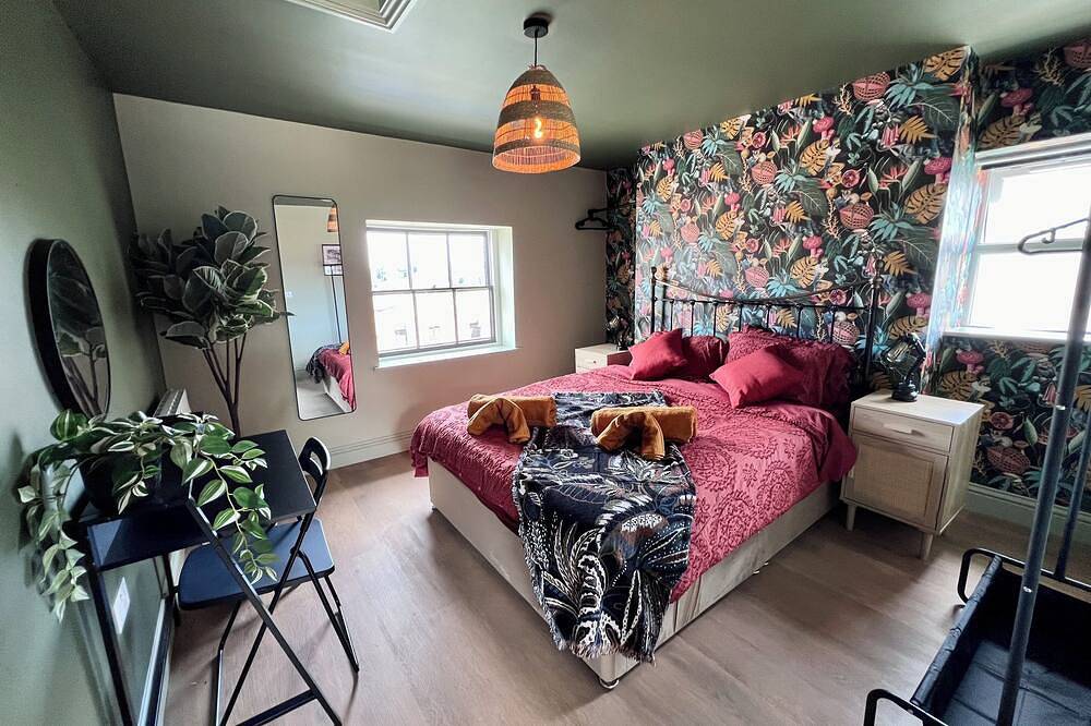 Large Period Property On The Edge Of City Centre. in Worcester, Worcestershire