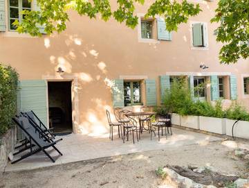 Gîte pour 6 personnes, avec piscine ainsi que jardin et terrasse à Saint-Hippolyte-le-Graveyron