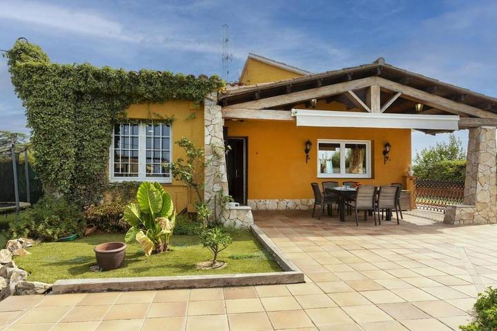 Chalet para 11 personas, con jardín además de vistas y piscina, Se admiten mascotas en Provincia de Gerona - 4