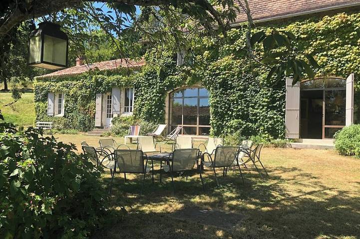 Location de vacances pour 15 personnes, avec Jardin et Piscine à Saint-Vincent-de-Connezac