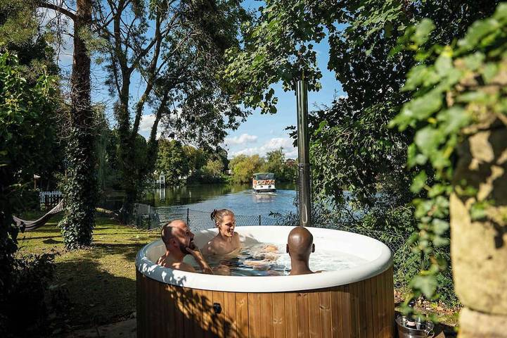 Vacation rental for 16 people, with Hot tub and Yard as well as Sauna in Windsor
