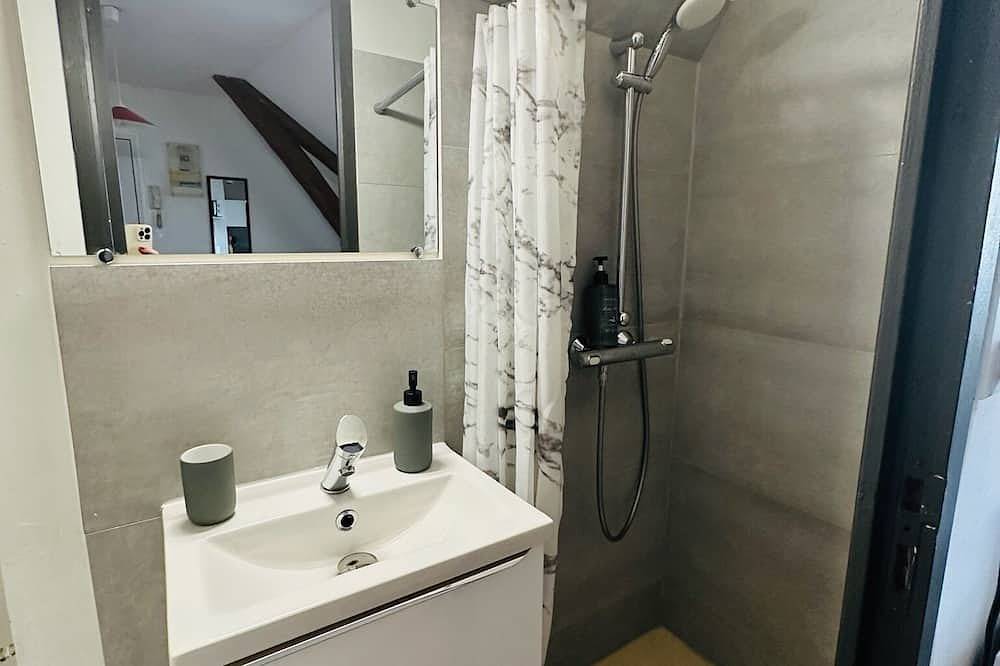 Entire apartment, Quiet Studio 12 with Wifi and Parking in Troyes in Troyes, Aube