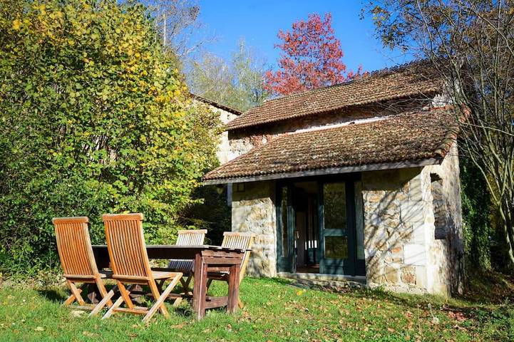 Location de vacances pour 6 personnes, avec Terrasse ainsi que Jardin et Piscine à Lafarre