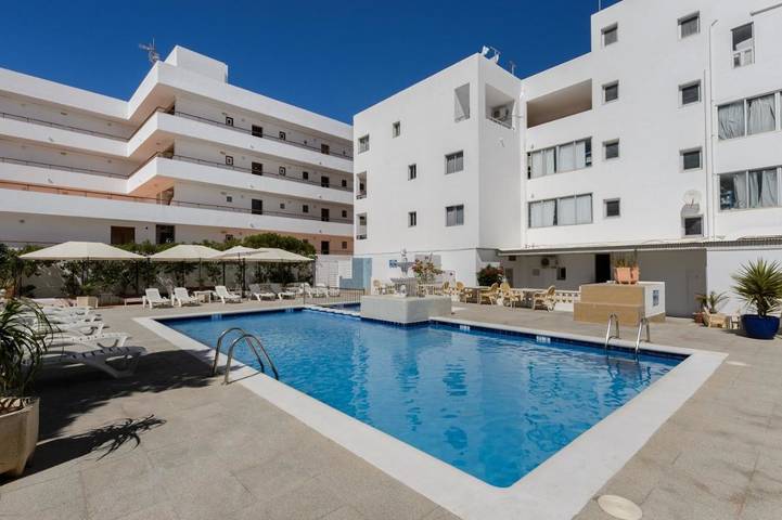 Apartahotel para 4 personas, con jardín y vistas además de piscina para niños y piscina en Ibiza