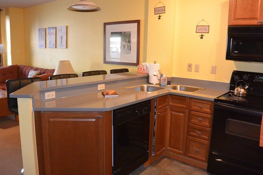 Ganze Wohnung, Zephyr Mountain Lodge / Piste Side Bldg True Ski / Bike in / out mit Terrasse zu Fuß aus in Winter Park, Arapaho and Roosevelt National Forests