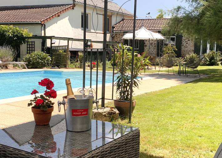 Gîte pour 4 personnes, avec piscine à Le Dorat