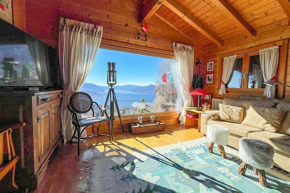 5-Zimmer-Villa mit Pool und Traumseesicht in ruhiger und ganztags sonniger Südlage in Agra, Lago Maggiore (Lombardei)