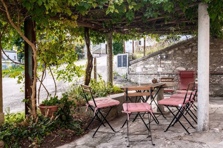 Entire apartment, Apartment 'La Balena Rosa' with Private Terrace and Wi-Fi in Bagni San Filippo, Castiglione d'Orcia region