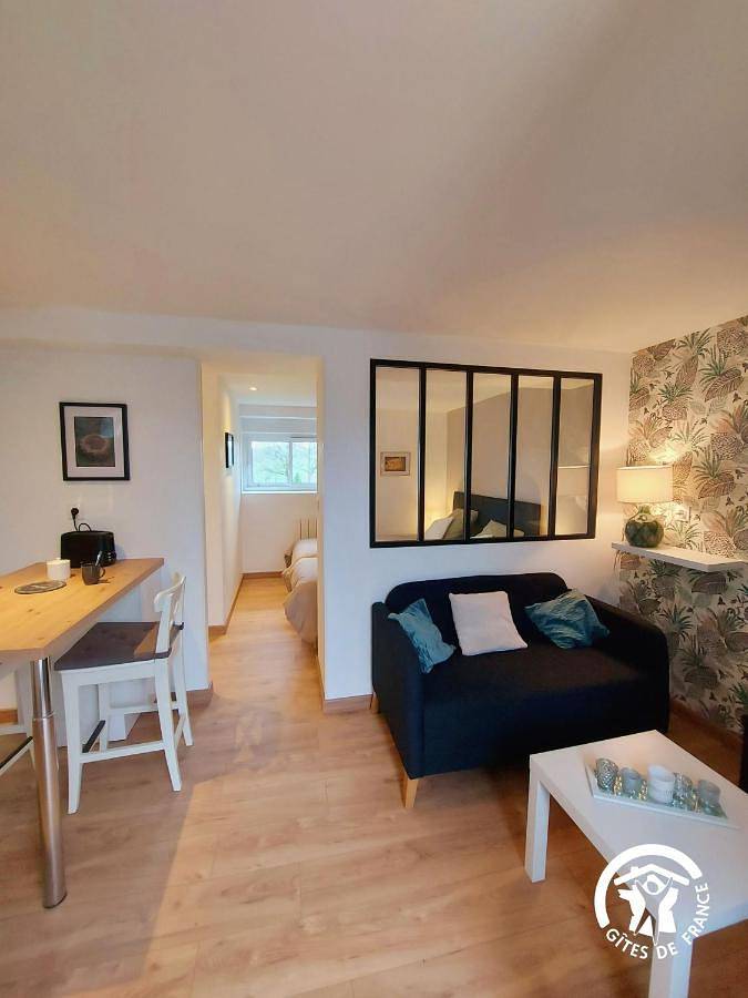 Location de vacances pour 2 personnes, avec Terrasse ainsi que Jardin et Piscine à Saint-Céneré
