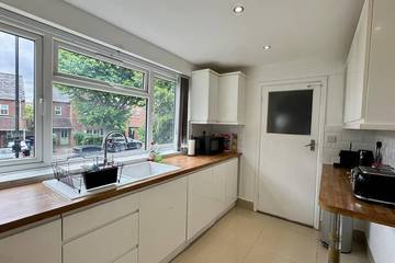 Bed And Breakfast for 7 Guests in Ealing, London, Picture 4