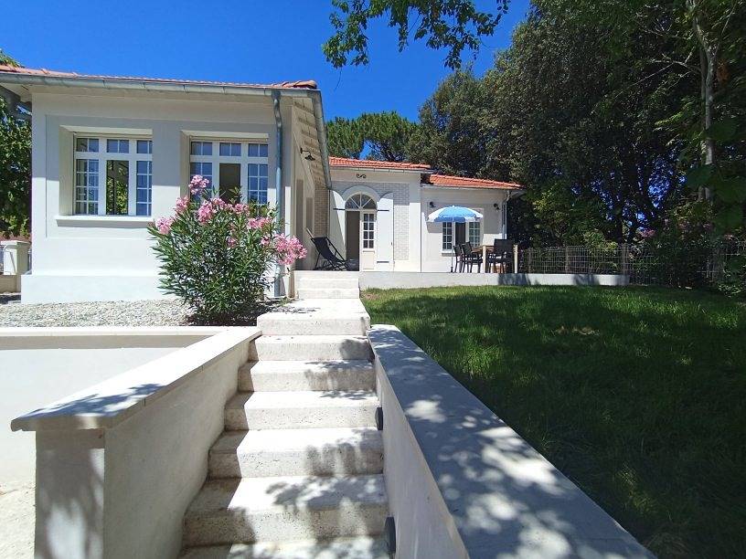 253 – Komplett renoviertes Haus mit Garten, nur wenige Schritte vom Stadtzentrum entfernt. in Soulac-sur-Mer, Regionaler Naturpark Médoc