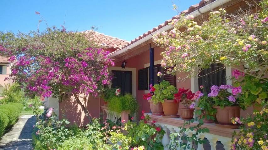 Location de vacances pour 4 personnes, avec vue ainsi que piscine et jardin dans Kavos - 3