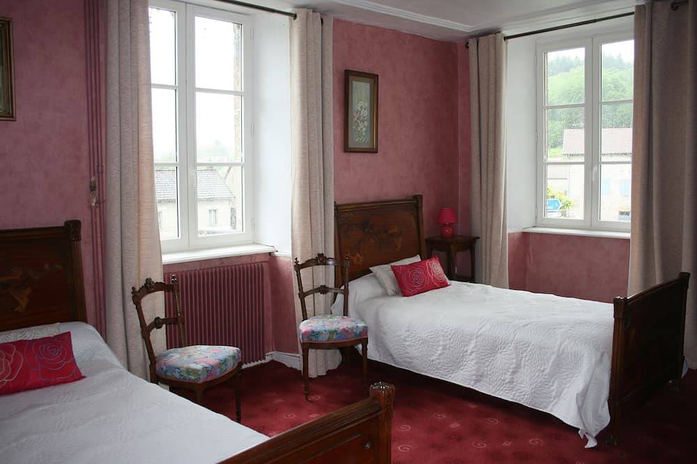Charm of a family property in the green of the Ambazac mountains in Saint-Sylvestre, Limoges region